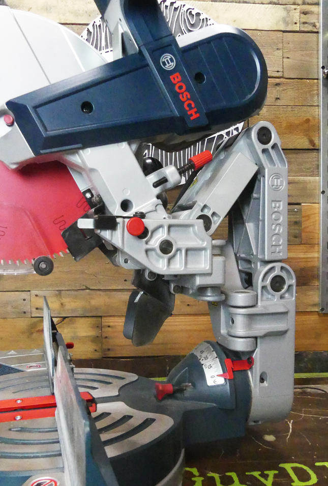 Power saw discount for tight spaces